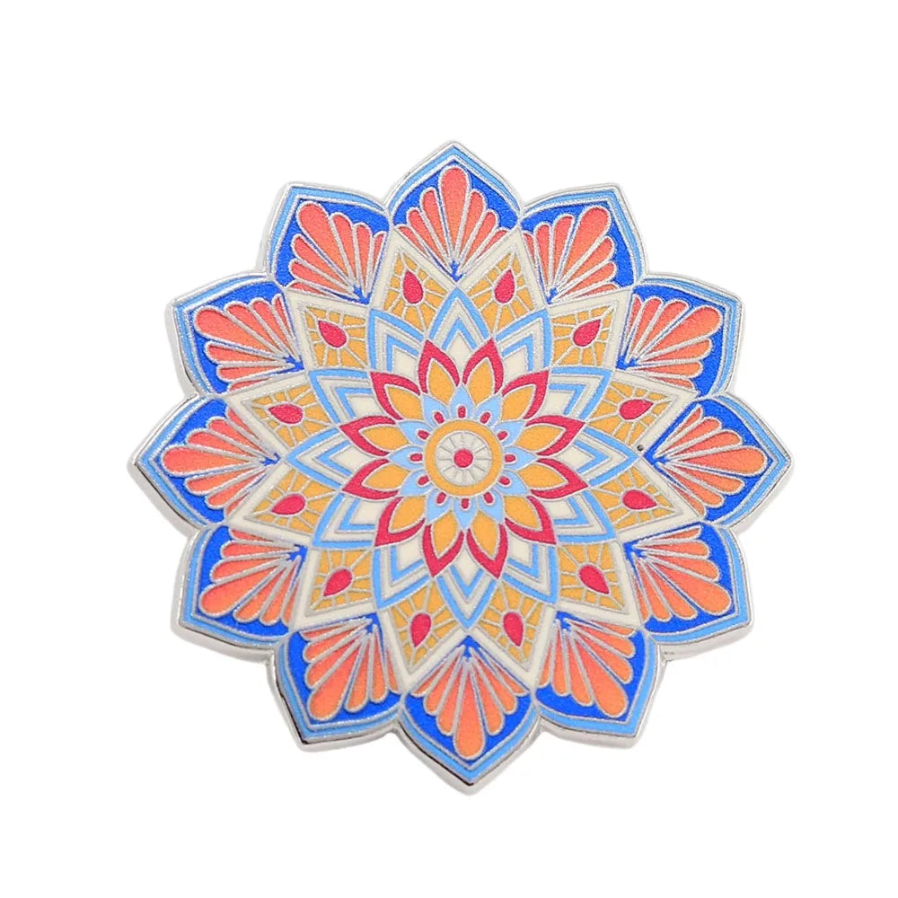 Pin esmaltado de mandala con geometría sagrada