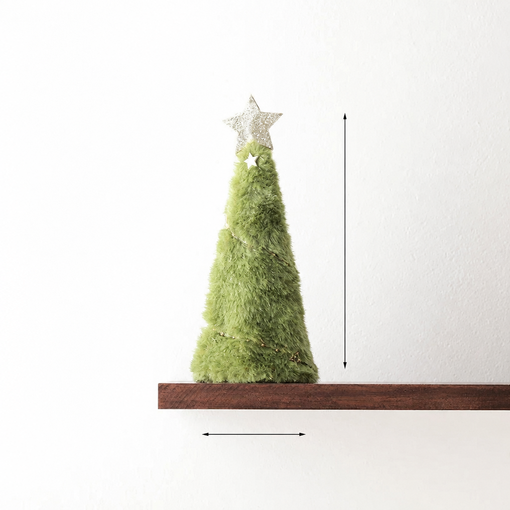 Adorno navideño verde en repisa