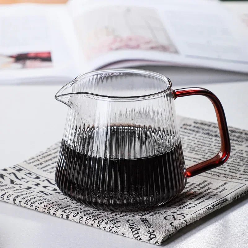 Cafetera de vidrio con boquilla en V
